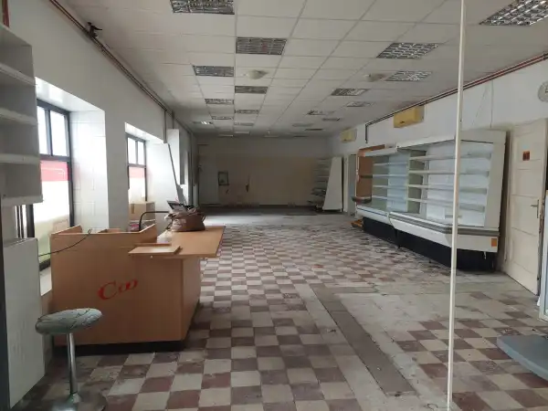 Kiadó üzlethelyiség utcai bejáratos, Komárom 1 szoba 180 m² 300 E Ft/hó